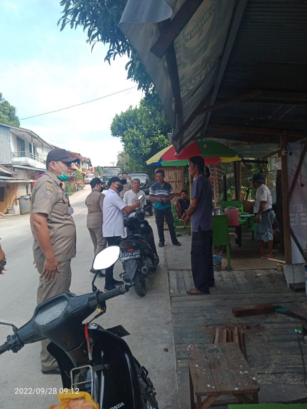 Penertiban pedagang kaki lima ( PKL )yang berada diatas parit Jl. Untung Suropati Dan Jl. Teuku Umar RT. 31