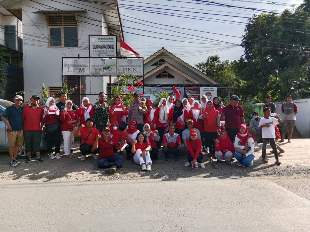GOTONG-ROYONG BERSAMA KELURAHAN KARANG ASAM ULU SERTA PEMBAGIAN BENDERA