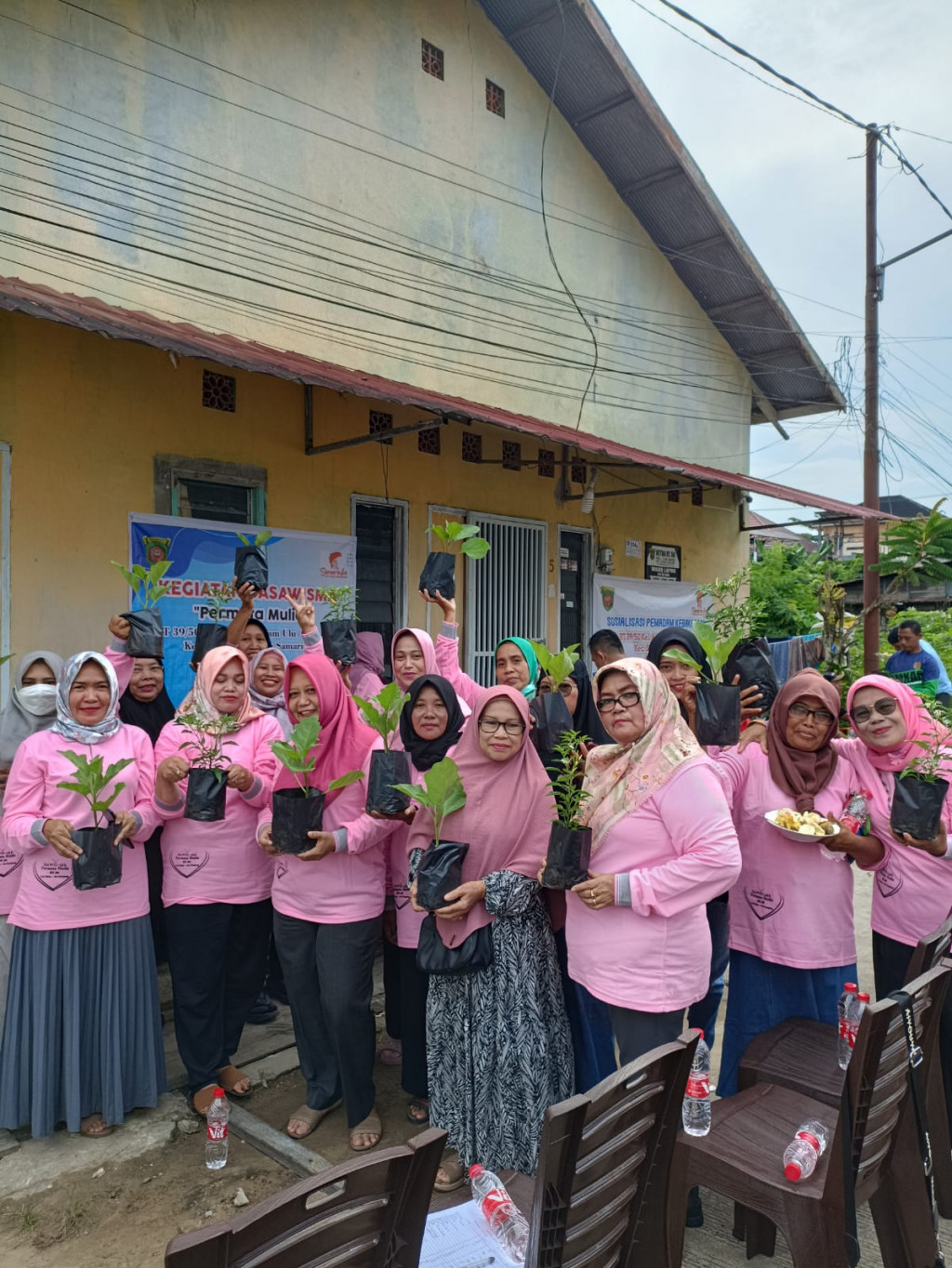 KEGIATAN DASAWISMA PERMATA MULIA RT 39 PENYERAHAN TANAMAN TOGA