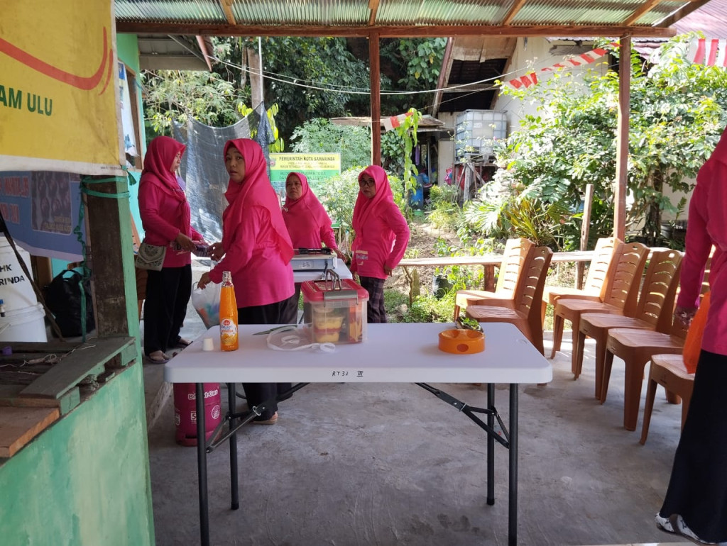 Pemberdayaan Masyarakat Pelatihan Pembuatan Kue Kering RT.32