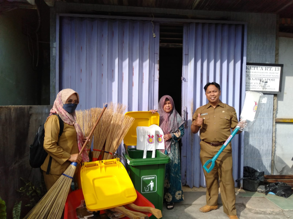 Penyerahan Alat Gotong Royong RT.13