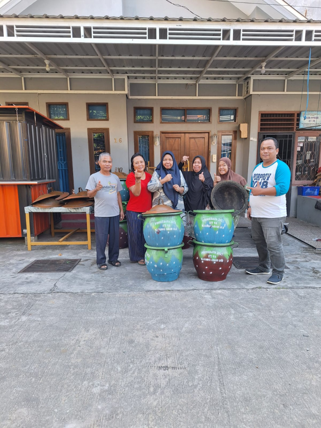 Penyerahan Bak Sampah ke Warga RT 18
