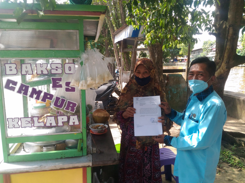Pembagian Himbauan Dilarang Berjualan Di Tepian Karang Mumus Untuk para Pedagang