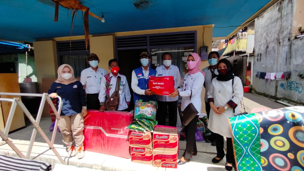Penyerahan Bantuan dari Dinas Sosial Kota Samarinda kepada korban kebakaran Jl.Cut Meutia