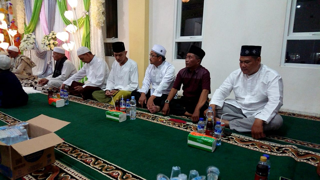 Menghadiri acara Peringatan Maulid Nabi Muhammad SAW di Langgar Al Falah