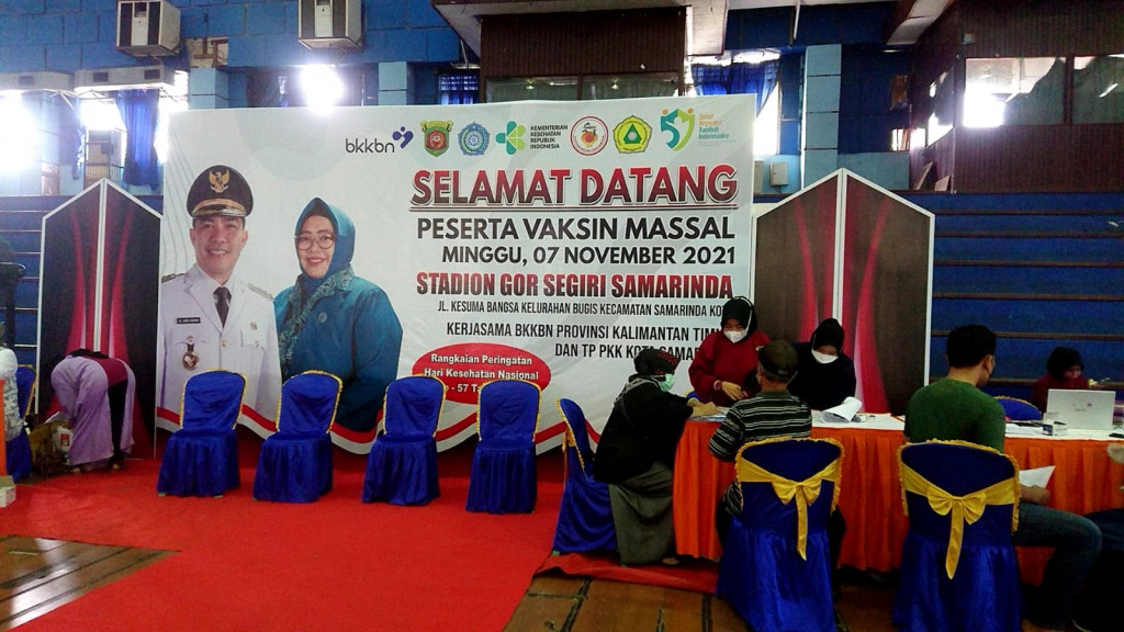 Menghadiri Vaksinasi Massal yang diselenggarakan BKKBN dan TP PKK Kota Samarinda di Gor Segiri
