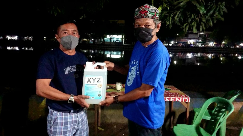 Penyerahan Cairan disinfektan untuk PKL Tepian Karang Mumus
