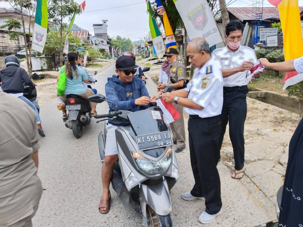 Pembagian Bendera di depan Kantor Kelurahan Lempake