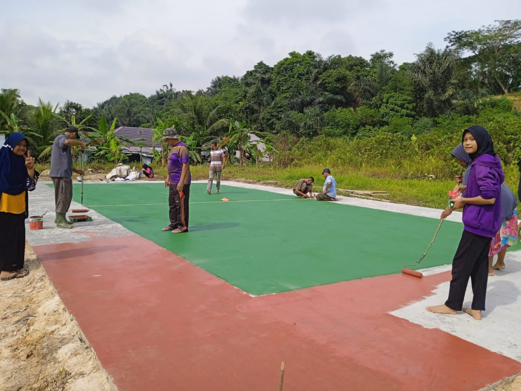 Gotong Royong Pengecatan Lapangan Bulu Tangkis RT 03