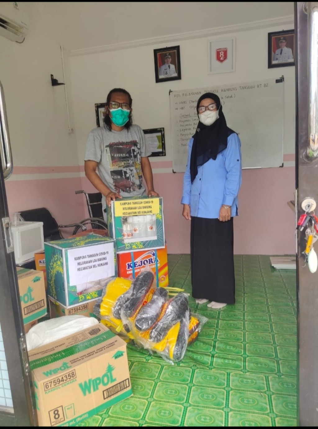 Menyerahkan APD Kampung Tangguh RT. 82 Loa Bakung