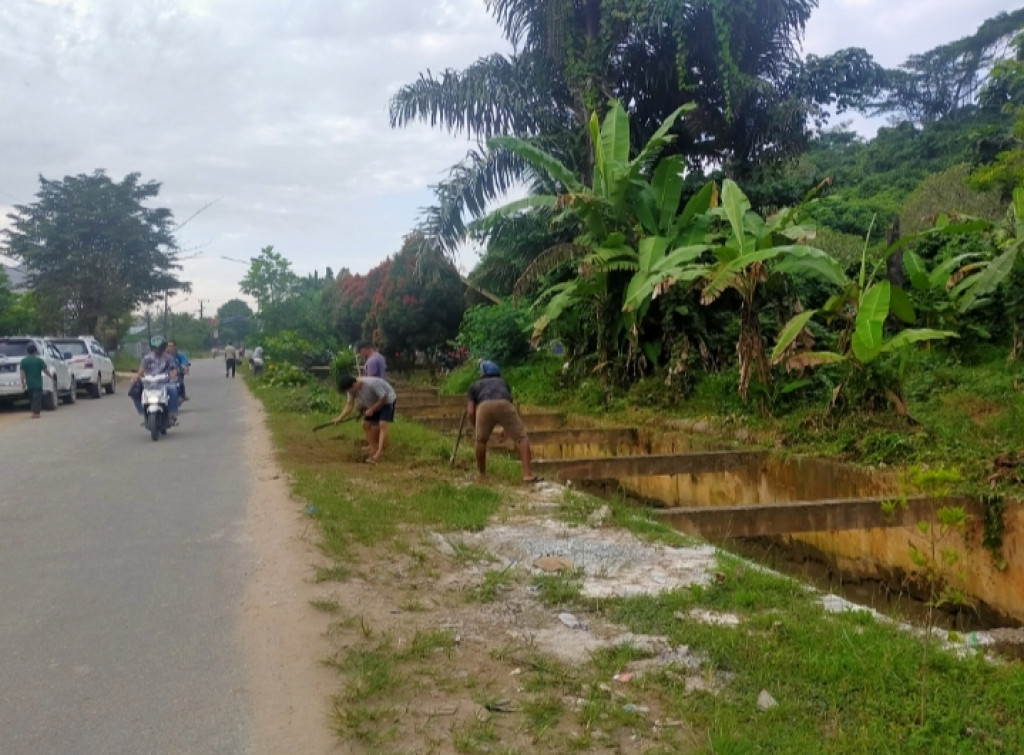 GOTONG-ROYONG JALAN PADAT KARYA UNTUK PERAWATAN PARIT DAN LINGKUNGAN