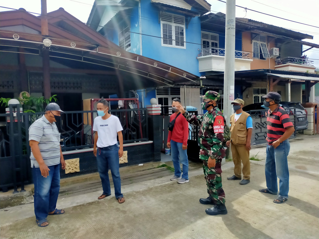 PENYEMPROTAN DISINFECTAN DI RUMAH TERKONFIRMASI POSITIF COVID19