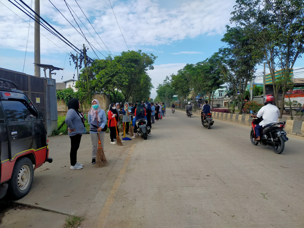 GOTONG-ROYONG MASSAL SELURUH ELEMEN MASYARAKAT