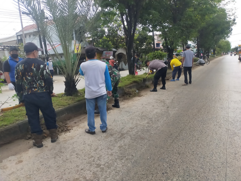 GOTONG-ROYONG MEMBERSIHKAN BADAN JALAN JAKARTA
