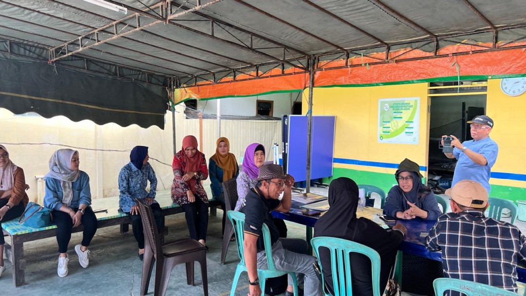Pendampingan Tim Penilaian Lomba Bank Sampah di RT.38