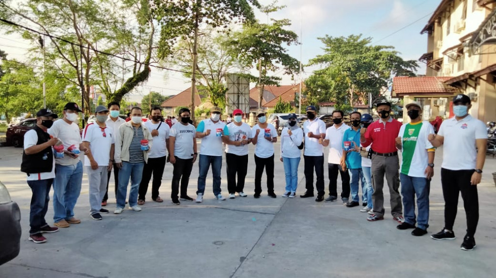 MEMPERCANTIK PRASARANA KOTA DENGAN MENGECAT TROTOAR DAN MEDAN JALAN