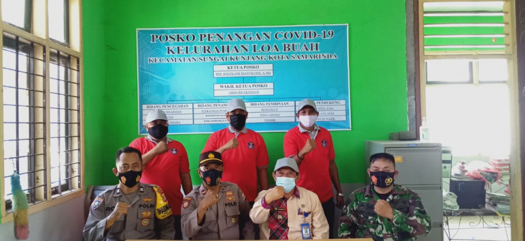 PEMBAGIAN SERAGAM SATGAS COVID-19 KELURAHAN LOA BUAH
