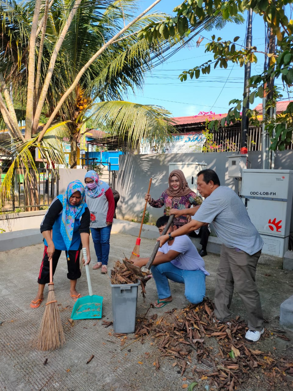 KEGIATAN GOTONG ROYONG DIKANTOR KELURAHAN LOA BUAH