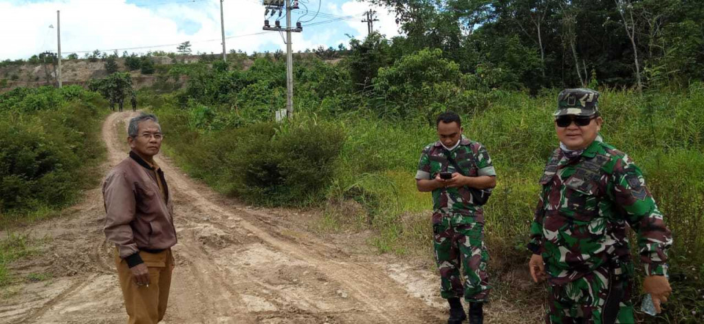 Meninjau jalan Loa Buah Ke Loa Kumbar bersama tim TMMD
