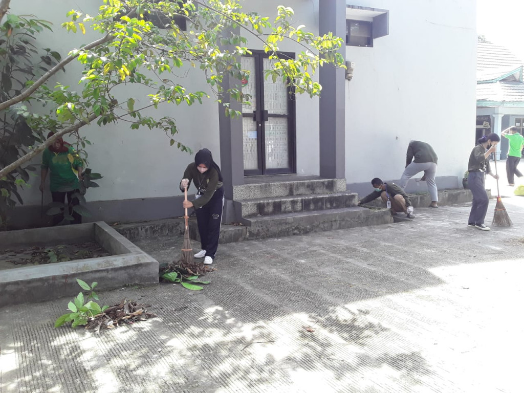 Kerja Bakti lingkungan kantor kelurahan Loa Buah
