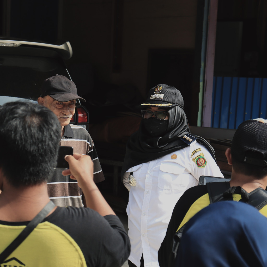 LURAH MENGHADIRI ACARA SERAH TERIMA PEKERJAAN INFRASTRUKTUR DARI KELOMPOK MASYARAKAT (POKMAS BERSAMA) CAMAT SUNGAI KUNJANG BESERTA STAFF MERESMIKAN PEKERJAAN INFRASTRUKTUR PROGRAM PROBEBAYA 2022