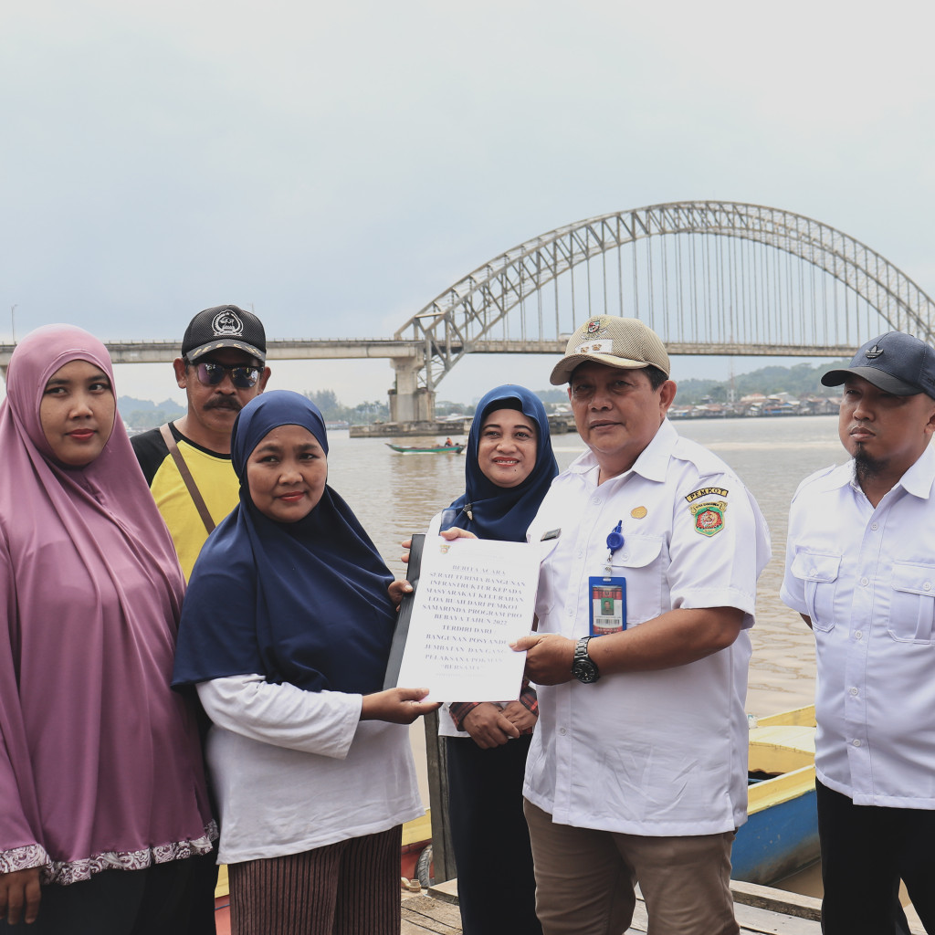 LURAH MENGHADIRI ACARA SERAH TERIMA PEKERJAAN INFRASTRUKTUR DARI KELOMPOK MASYARAKAT (POKMAS BERSAMA)