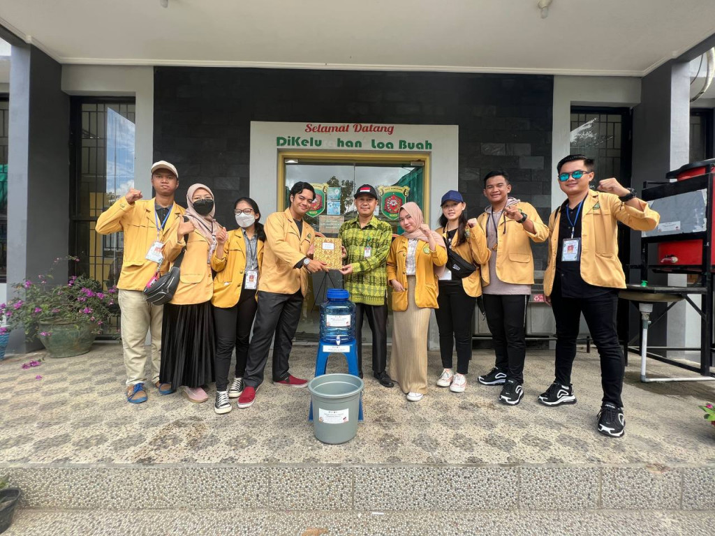 MAHASISWA KKN UNMUL ANGKATAN 48 SAMARINDA 33 MENYERAHKAN BUKU PENGUNJUNG POJOK BACA DAN TEMPAT CUCI TANGAN PORTABEL