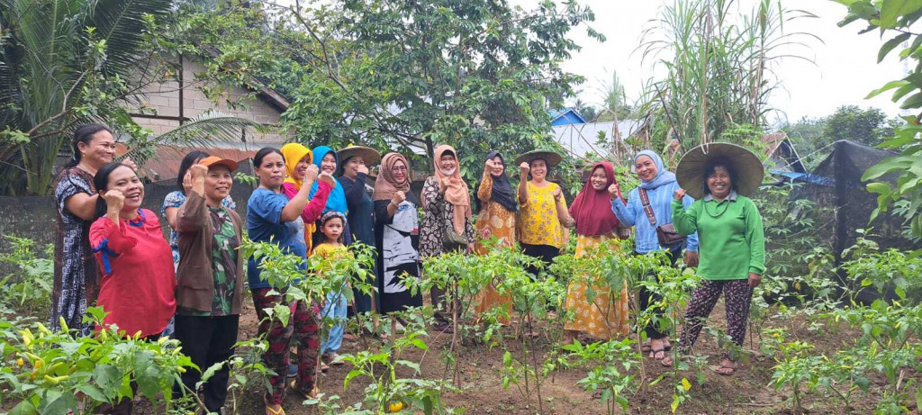 CAMAT SUNGAI KUNJANG MENINJAU KE LOKASI RT. 11 KELURAHAN LOA BUAH YANG AKAN MEWAKILI UNTUK PROBEBAYA AWARD