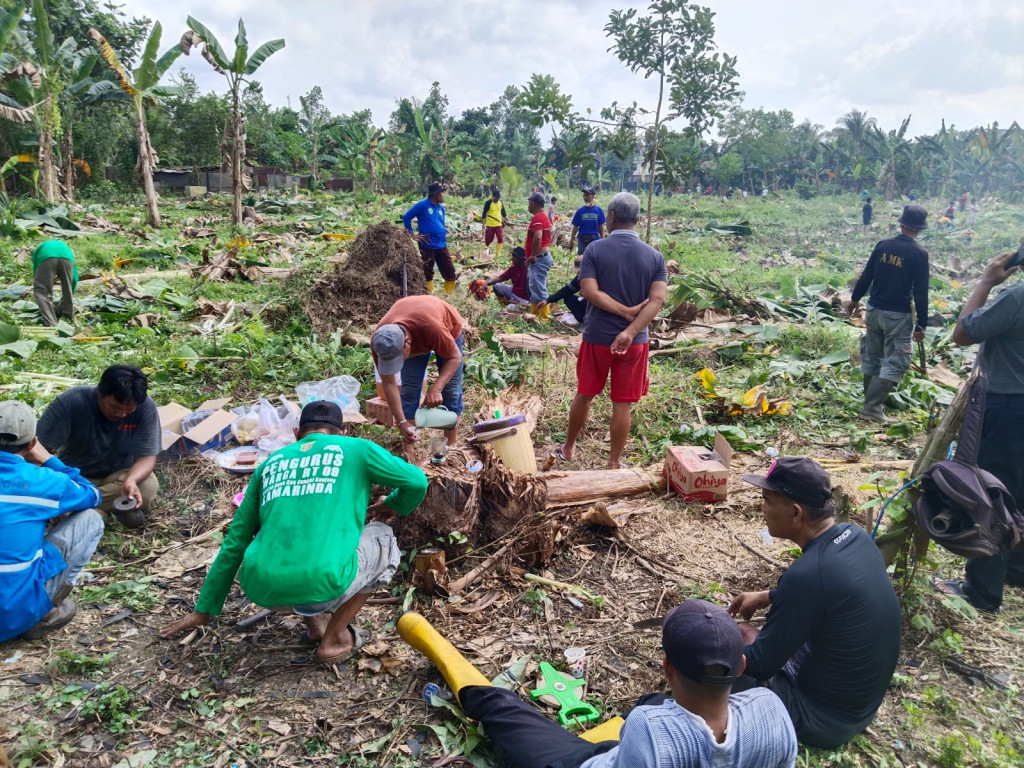 AKSI KARANG TARUNA LOA BUAH MENYIAPKAN LAPANGAN OLAHRAGA