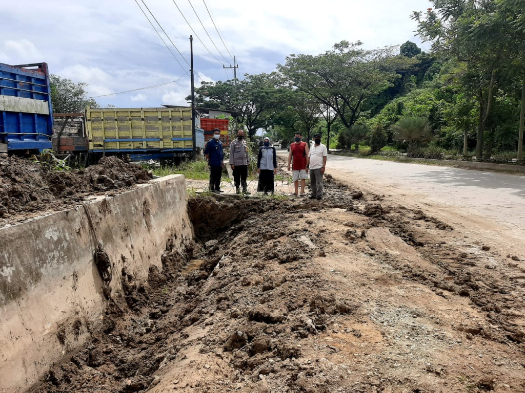 Monitorng pelaksanaan  pembersihan parit jalan HM RIFADDIN