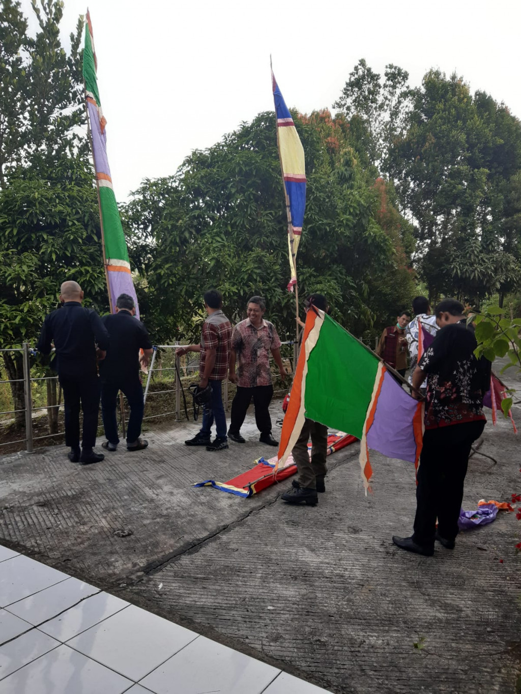 Pemasangan Umbul-umbul dilingkungan Kantor Kecamatan Loa Janan Ilir dalam Rangka Menyambut HUT Kota Samarinda Tahun 2023