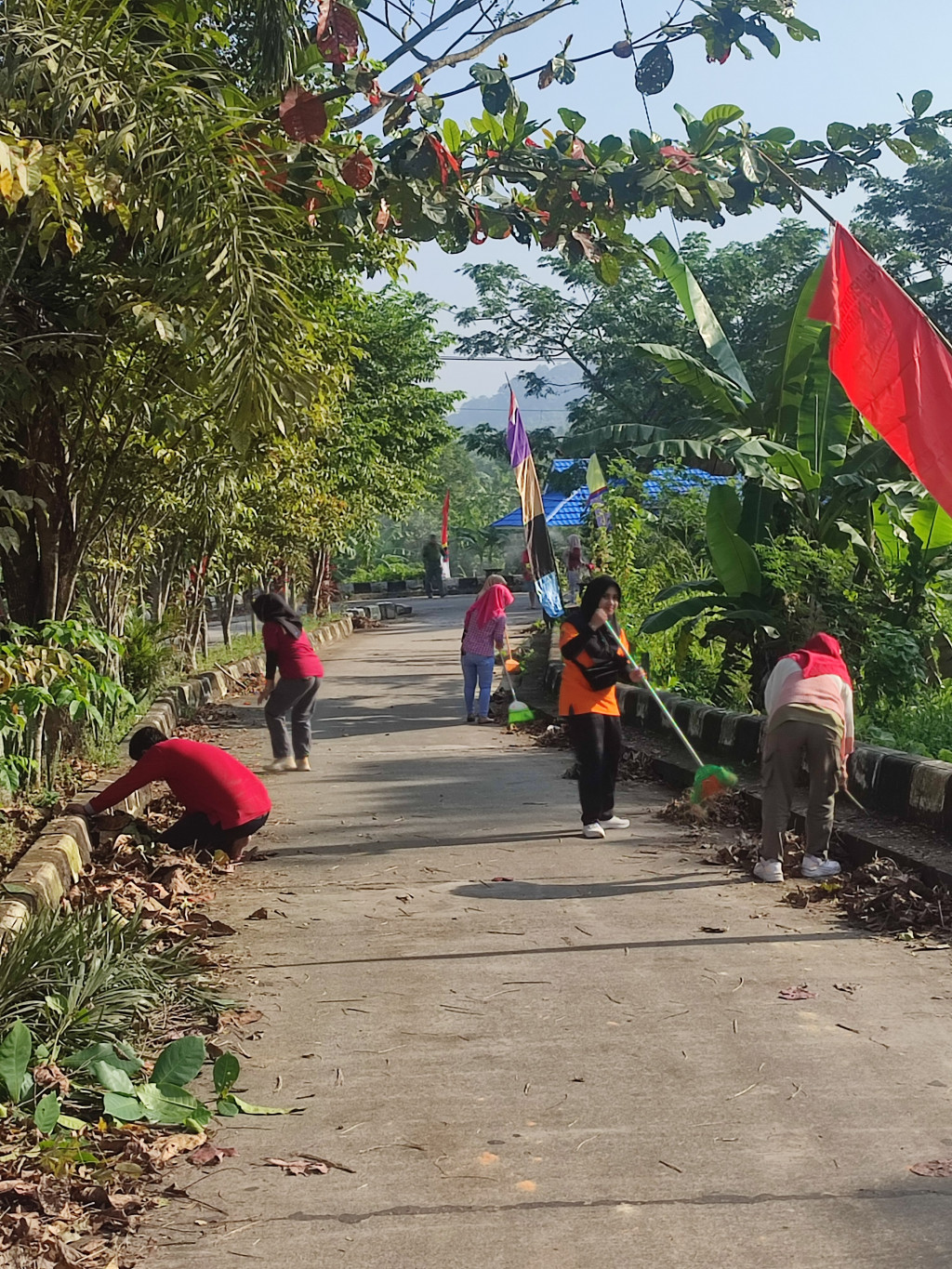 Kerja Bakti Serempak di Masing-Masing Kantor Kecamatan dan Kelurahan Sekecamatan Loa Janan Ilir