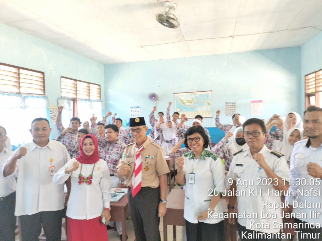 Mendampingi Pak wawali kota Dalam Pembinaan UKS di SMP 36 Loa Janan Ilir