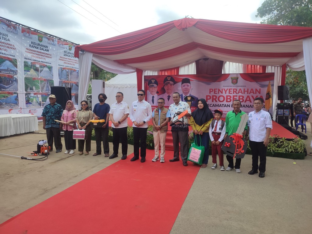 Penyerahan Probebaya Tahun 2024 oleh Walikota Samarinda di Kecamatan Loa Janan Ilir