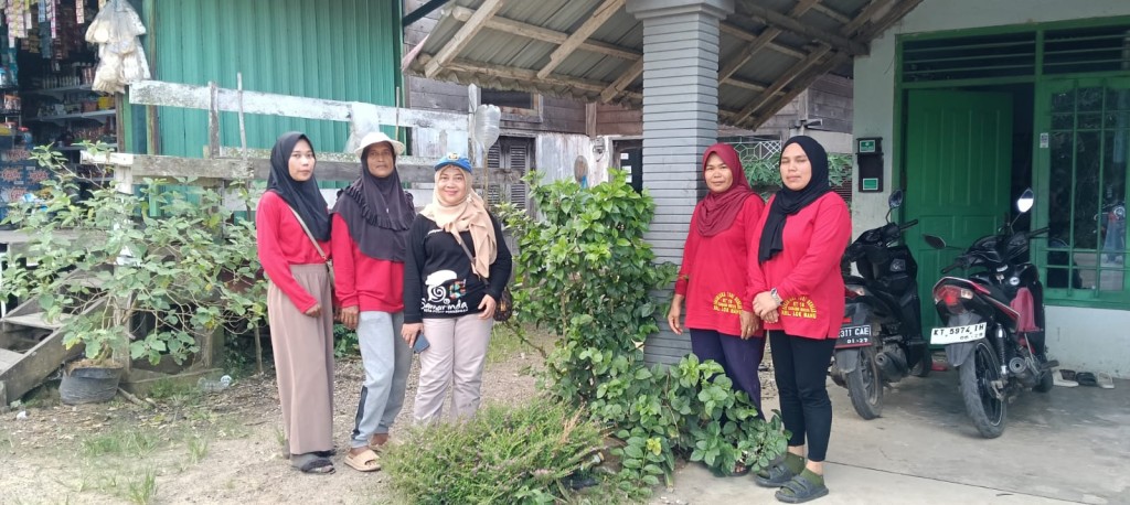 Kerja Bakti dan pembinaan di kebun dasawisma RT 18