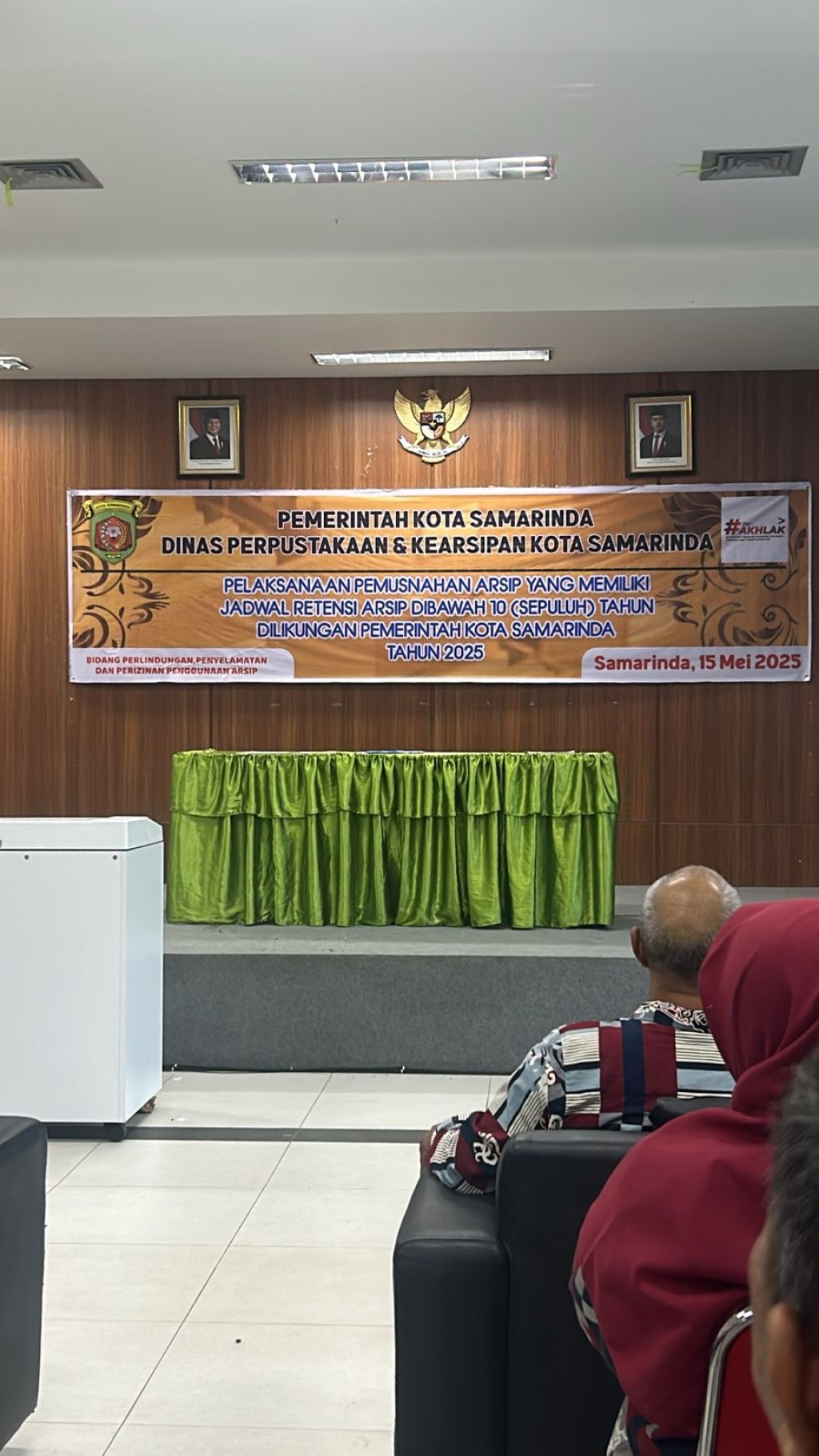 Pelaksanaan Pemusnahan Arsip Tahap I di Aula Dinas Perpustakaan dan Kearsipan Kota Samarinda Jl. Kesuma Bangsa No. 2 Samarinda