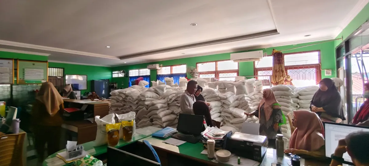 Penyaluran Bantuan Kepada Warga Lok Bahu