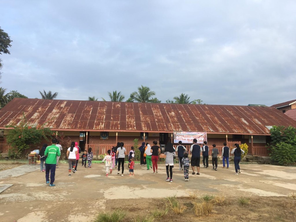 Kegiatan Senam Minggu Ceria Di Halaman SDN 009 Bersama Mahasiswa KKN 45 UNMUL dan Warga Kelurahan Mangkupalas