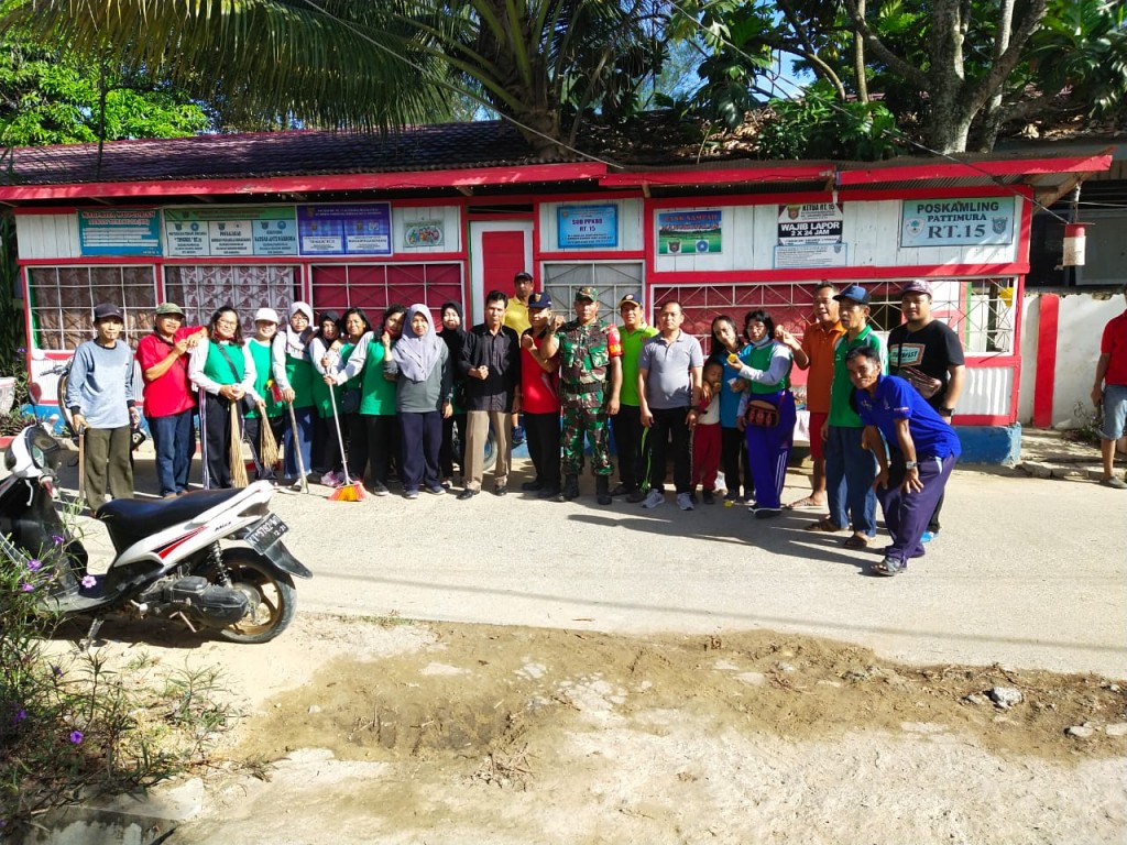 Gotong Royong dalam rangka Persiapan Perlombaan PHBS (Perilaku Hidup Bersih dan Sehat) di Lingkungan RT.15