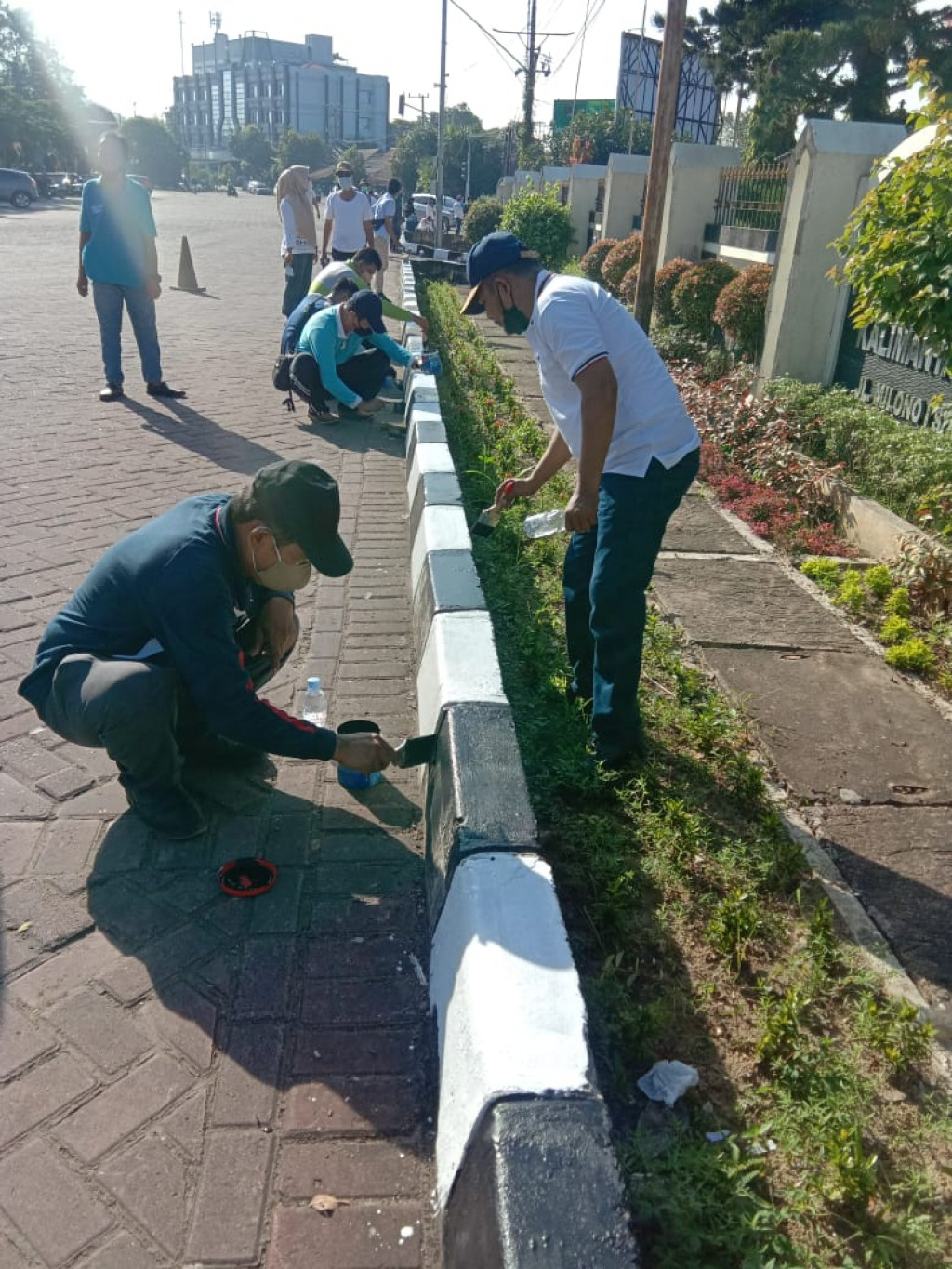 Lurah bersama Pejabat Pemerintah Kota Samarinda melaksanakan Pengecatan Trotoar dan Median Jalan