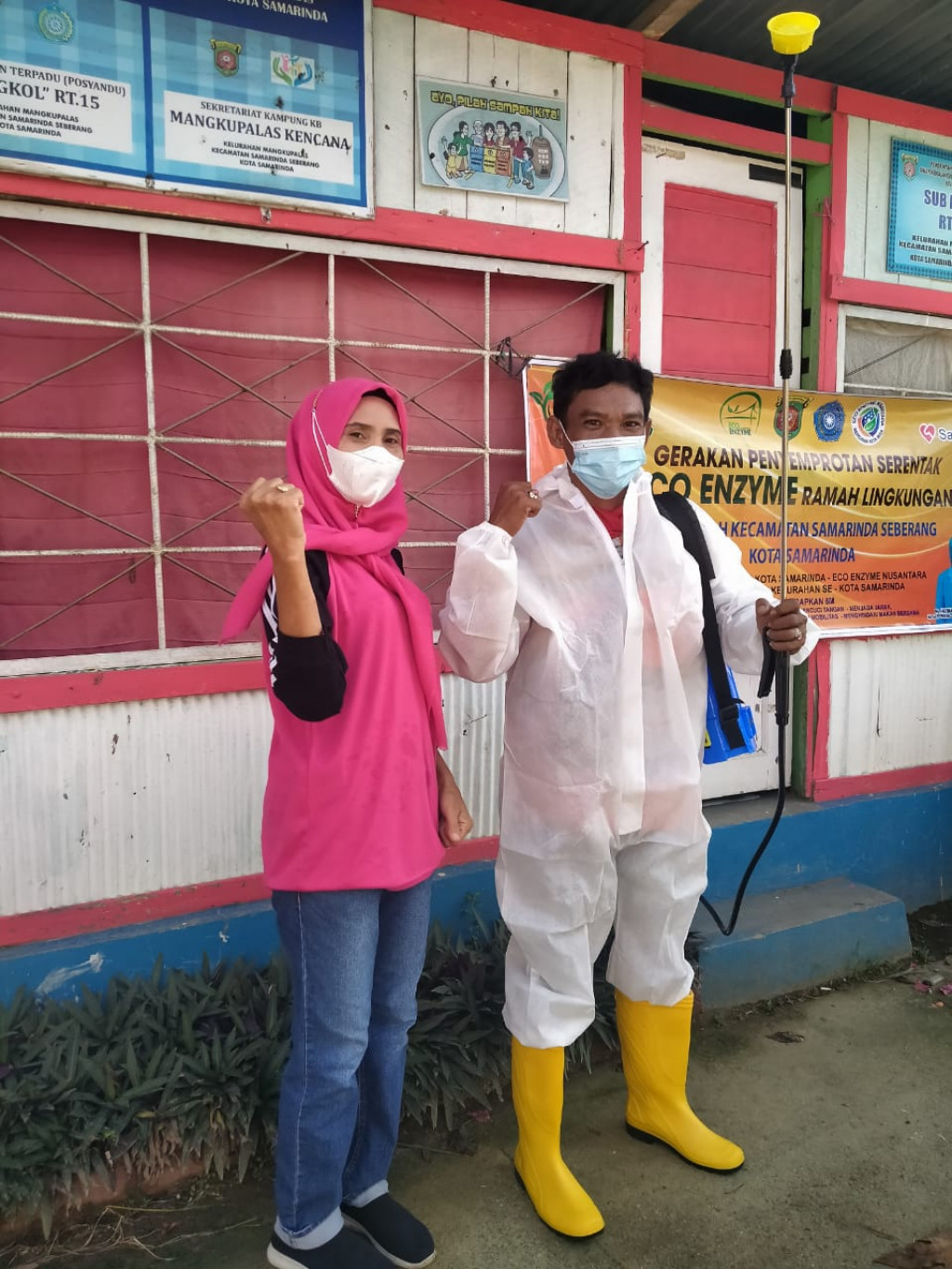 Kegiatan Penyemprotan Ekozim  di Kelurahan Mangkupalas dan Kampung KB.