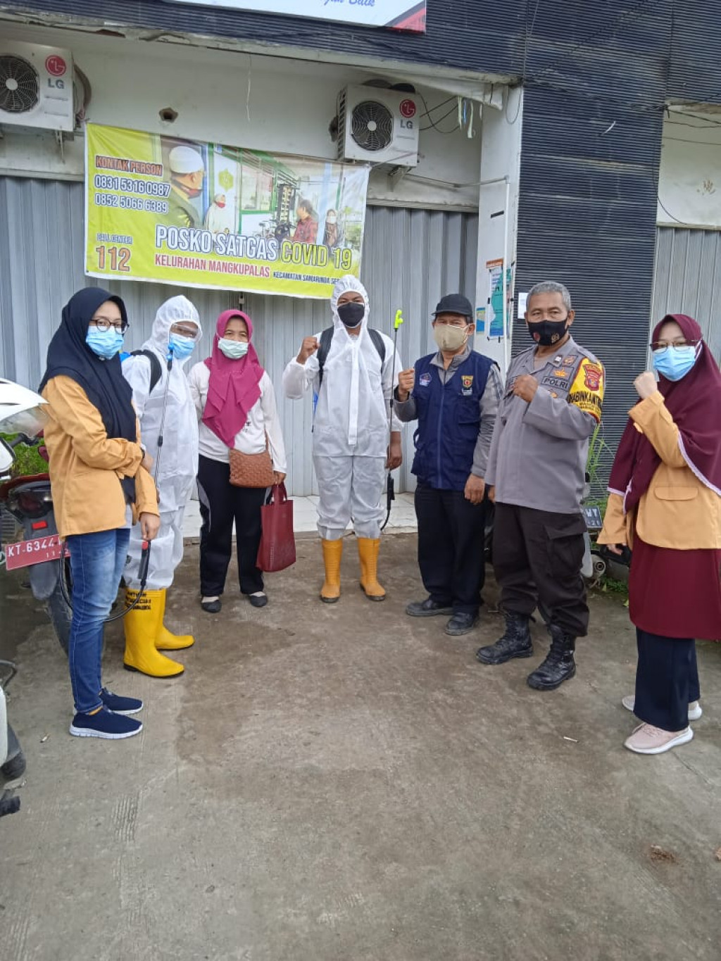 Kegiatan Penyemprotan Area rumah tempat tinggal Warga yang Isolasi Mandiri Akibat Terpapar Covid-19, Pemberian Multi Vitamin , Serta Bakti Sosial Mahasiswa KKN 47 UNMUL Tahun 2021.