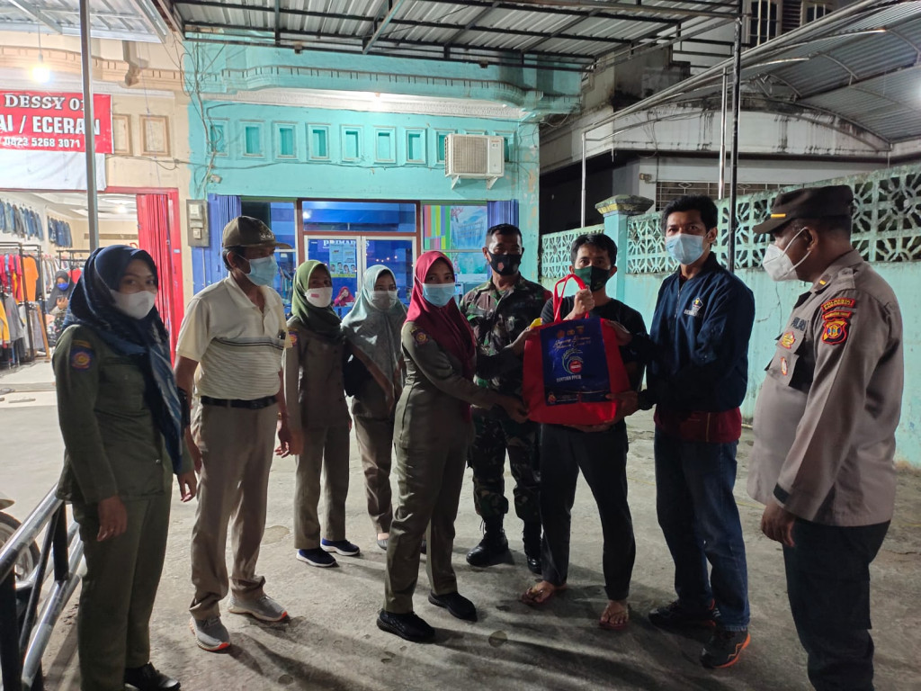 Melaksanakan Kegiatan Penegakan Disiplin Protokol Kesehatan Covid-19 dan Melaksanakan Gerakan Pemberian Santunan Sembako Kepada Pedagang di Daerah Mangkupalas.