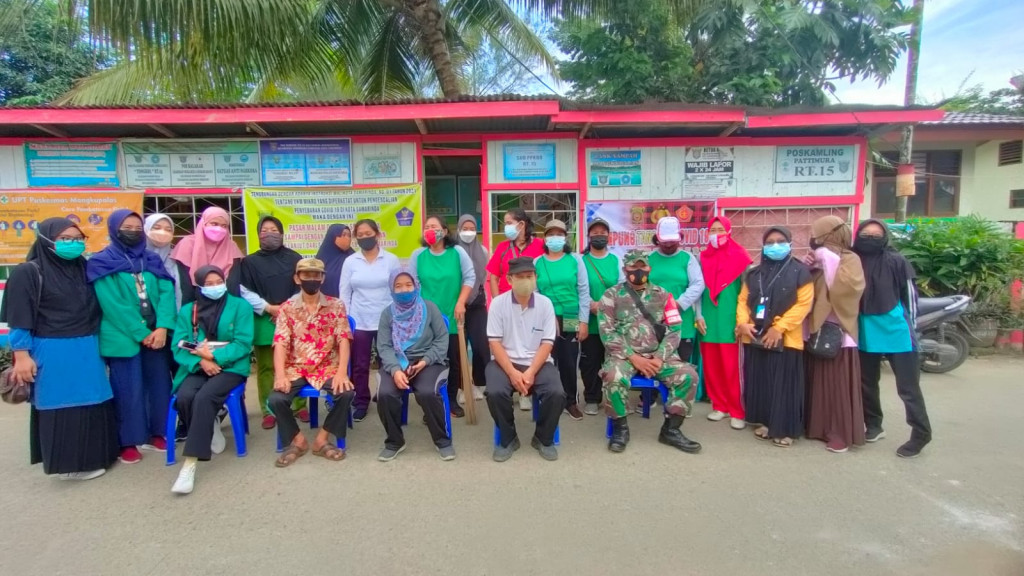 Kerja bakti di kampung KB Mangkupalas Kencana