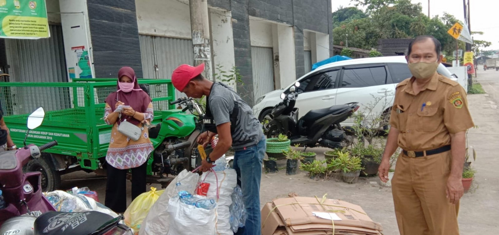 Kegiatan Bulanan PKK Kelurahan Mangkupalas Dengan Menabung Sampah Rumah Tangga Bernilai