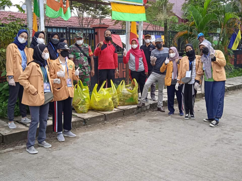 [LATE POST] Gotong Royong Bersama Warga RT 01, RT 02 dan Mahasiswa KKN Farmasi Unmul Kelurahan Mangkupalas