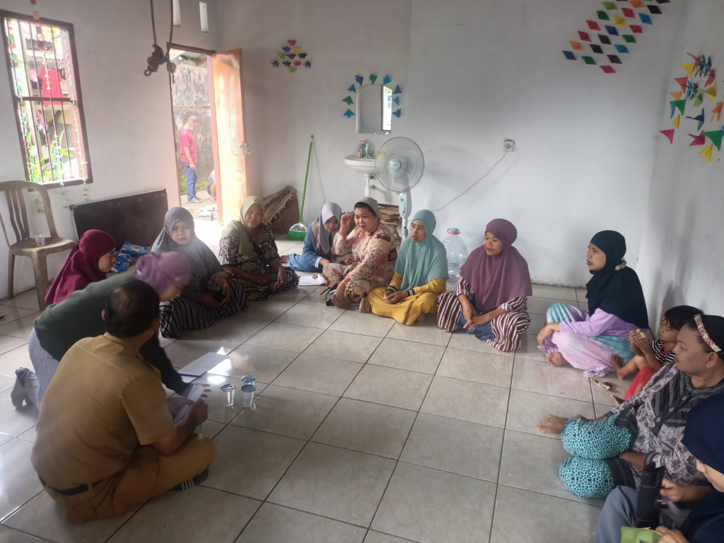 Kunjungan monitoring Lurah dan Satf Kelurahan pada kegiatan POsyandu Biawan lingkup RT.11 dan RT.12 Kelurahan Mangkupalas