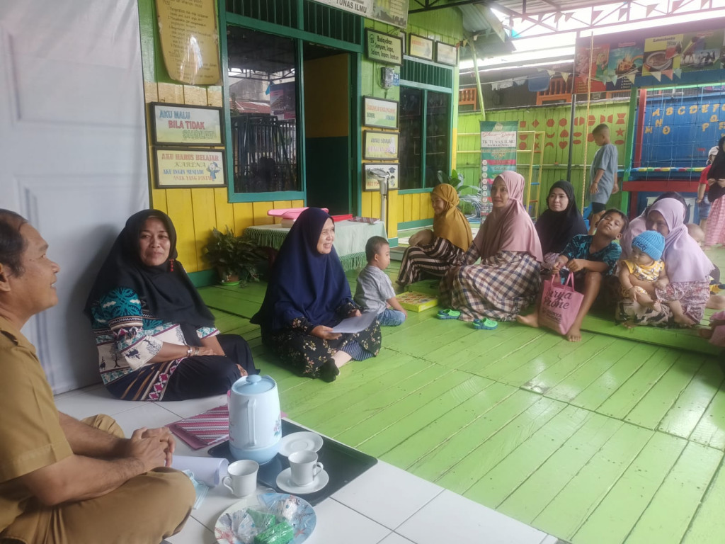 Rembug warga RT.01 tentang rencana pembentukan posyandu Balita di lingkungan RT.01 kelurahan Mangkupalas