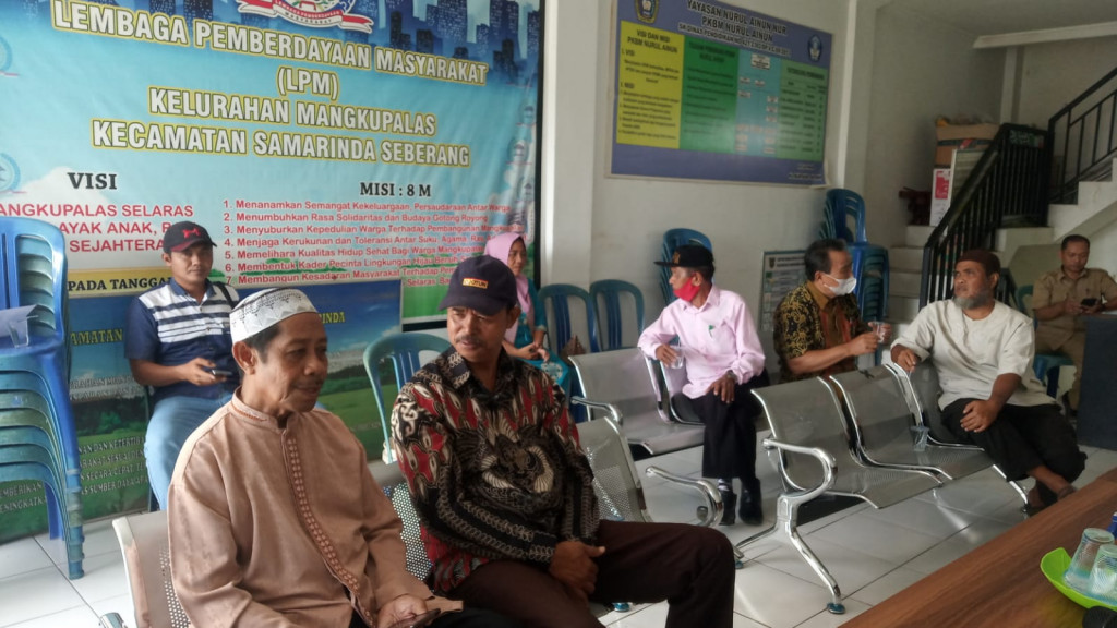 Serah Terima jabatan Ketua RT. Lama kepada Ketua RT. Baru periode 2022 sd 2025 secara simbolis