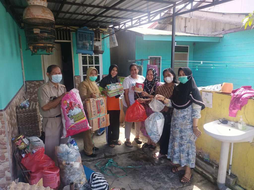 Kunjungan dan Monitoring Kegiatan Pemilahan, Penimbangan dan Penjualan Sampah Bernilai di Bank Sampah Ramah Lingkungan Kampung Salai RT.04 Kelurahan Mangkupalas
